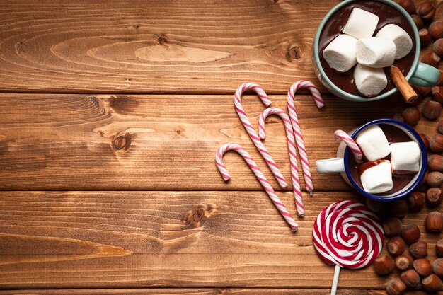 Vista superior de dulces de Navidad con fondo de madera