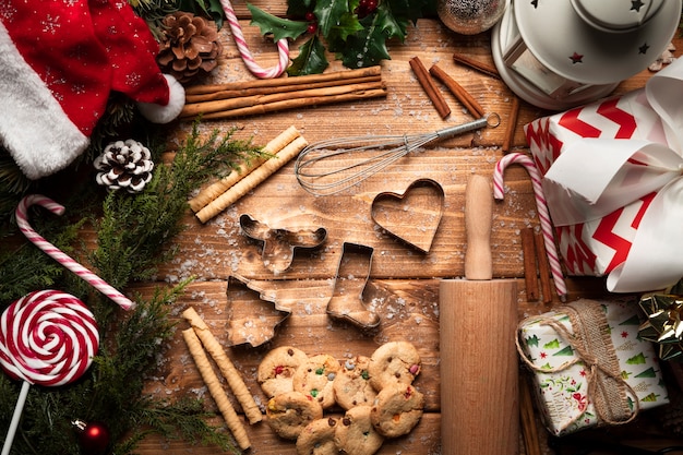 Vista superior dulces navideños con utensilios de cocina
