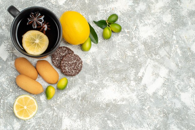 Vista superior dulces una taza de té con cítricos de galletas de limón