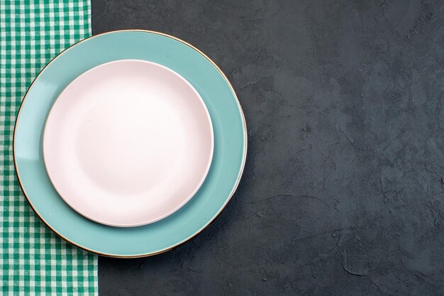 Vista superior elegante plato blanco con plato azul sobre fondo oscuro comedor cubiertos feminidad hambre gracia colorido