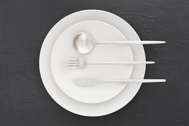 Foto gratuito vista superior elegante plato con cubiertos