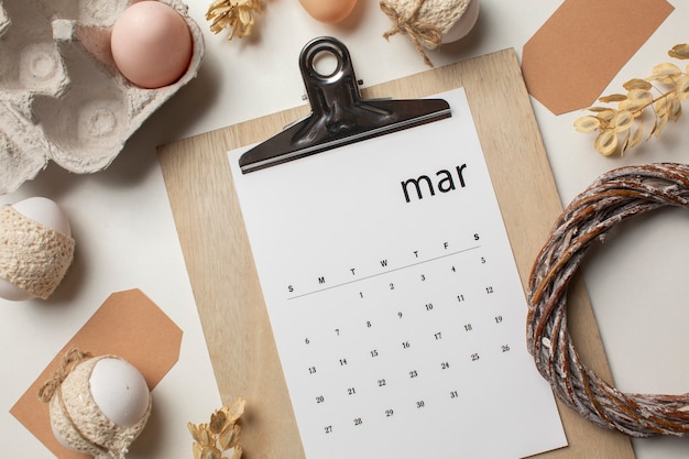 Vista superior de elementos y calendario de marzo