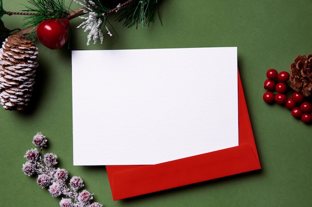 Foto gratuita vista superior de elementos decorativos navideños con arreglo de tarjetas