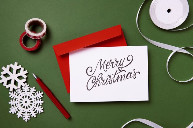 Vista superior de elementos decorativos navideños con arreglo de tarjetas