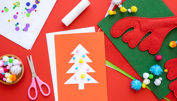 Foto gratuito vista superior de los elementos esenciales para la elaboración de regalos de navidad con tijeras