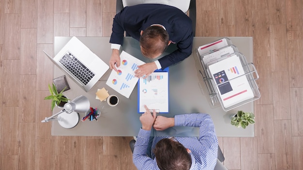 Foto gratuita vista superior de empresarios analizando estadísticas de gestión planificación de la estrategia de la empresa