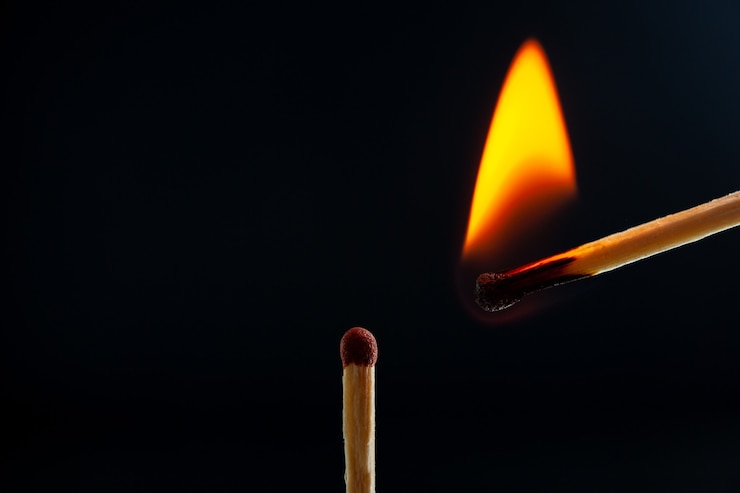 Foto gratuito vista superior de encender un fósforo a otro sobre fondo oscuro