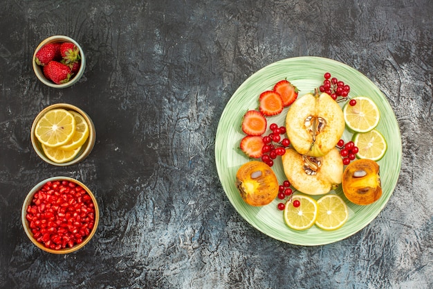 Vista superior de ensalada afrutada con frutas frescas en rodajas