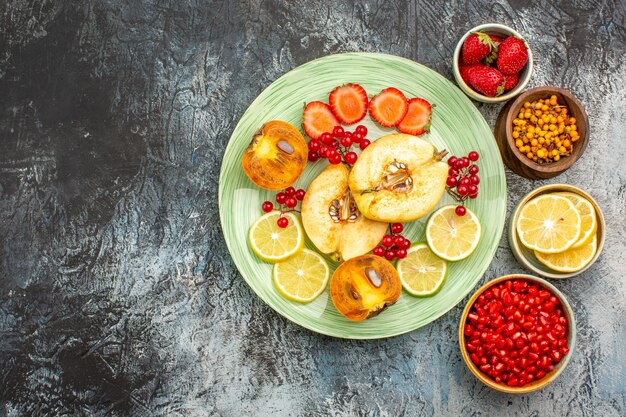 Vista superior de ensalada afrutada con frutas frescas en rodajas