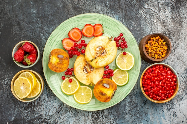 Foto gratuita vista superior de ensalada afrutada con frutas frescas en rodajas