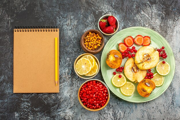 Vista superior de ensalada afrutada con frutas frescas en rodajas