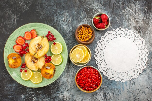 Vista superior de ensalada afrutada con frutas frescas en rodajas