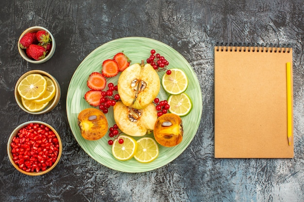 Vista superior de ensalada afrutada con frutas frescas en rodajas