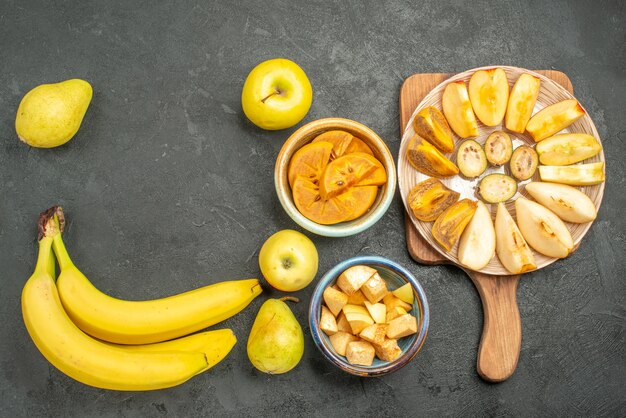 Vista superior de ensalada afrutada con frutas frescas en rodajas