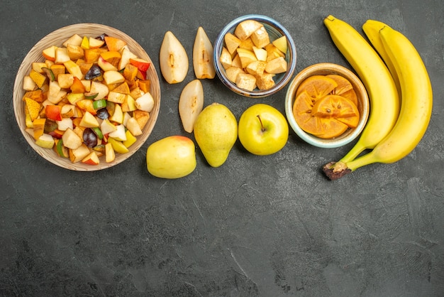 Vista superior de ensalada afrutada con frutas frescas en rodajas