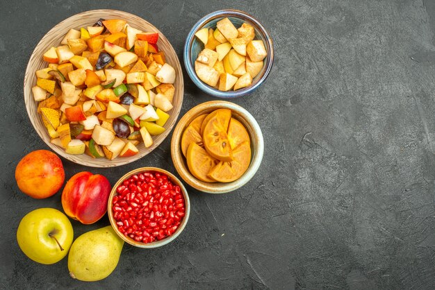 Vista superior de ensalada afrutada con frutas frescas en rodajas