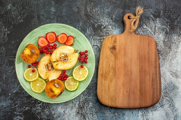 Foto gratuita vista superior de ensalada afrutada con frutas frescas en rodajas