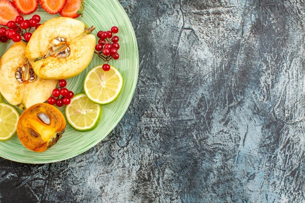 Vista superior de ensalada afrutada con frutas frescas en rodajas