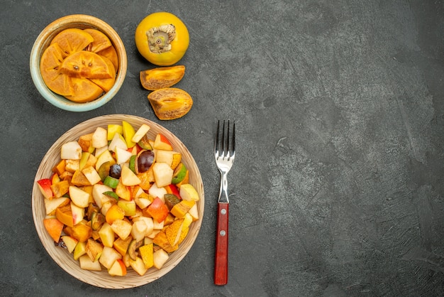 Vista superior de ensalada afrutada con frutas frescas en rodajas