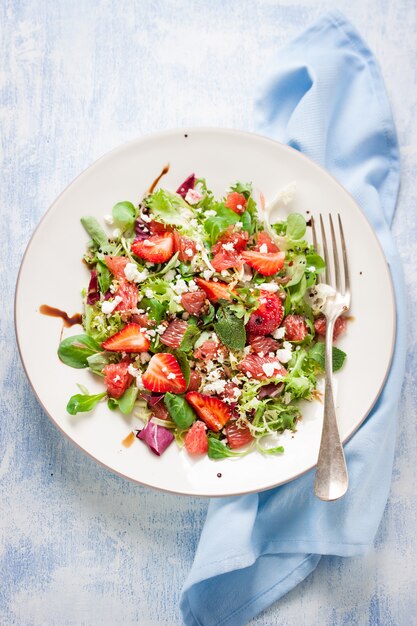 Vista superior de ensalada apetitosa con fresas y queso feta