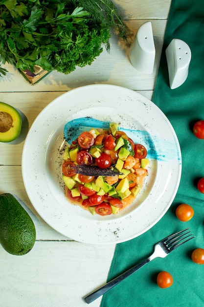 Foto gratuita vista superior de ensalada de camarones con aguacate y tomates cherry en un tazón