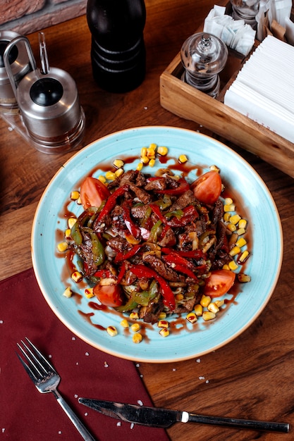 Foto gratuita vista superior de ensalada de carne con tomate pimiento y maíz en un plato