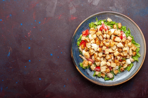 Foto gratuita vista superior ensalada césar con verduras en rodajas y bizcochos en la pared oscura ensalada de verduras comida almuerzo comida tostada sabor