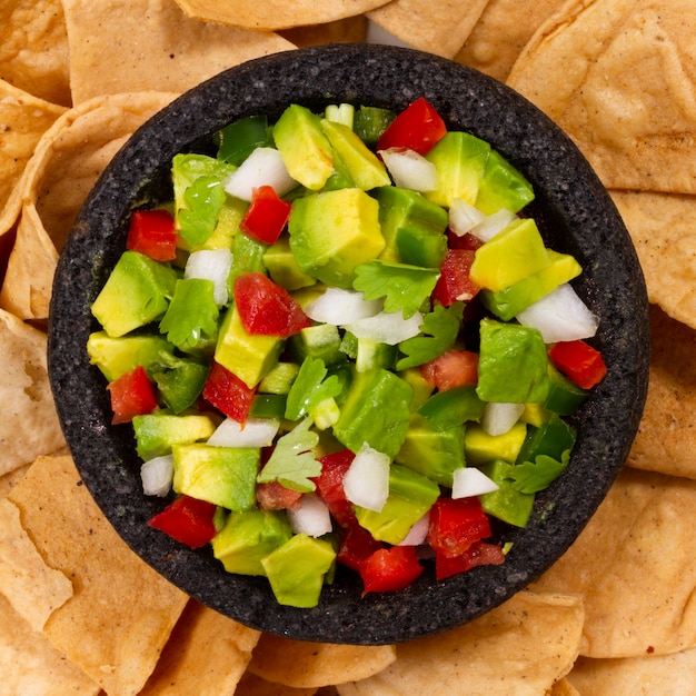 Foto gratuita vista superior ensalada de frutas en chips de tortilla