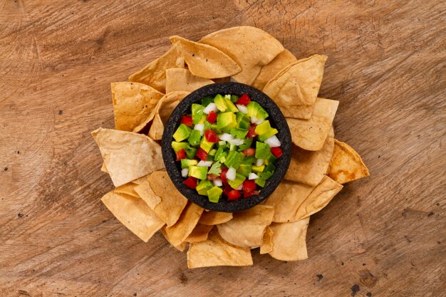 Vista superior ensalada de frutas con nachos