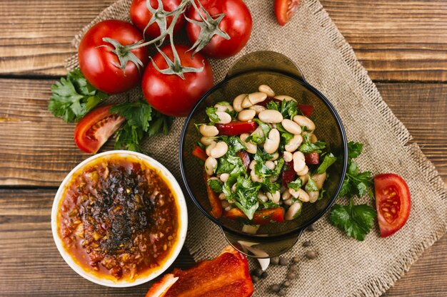 Vista superior de ensalada mexicana de verduras