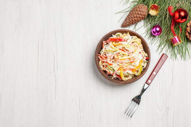 Vista superior de ensalada de pollo con mayyonaise y verduras en rodajas dentro de la placa en el escritorio blanco bocadillo de comida de carne de ensalada fresca