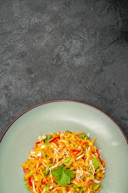 Vista superior de ensalada de pollo con verduras dentro de la placa en el escritorio oscuro comida de dieta de ensalada de salud