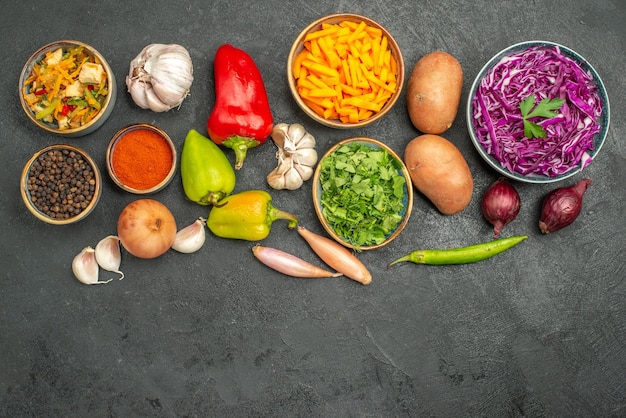 Vista superior de ensalada de pollo con verduras en la mesa oscura comida dieta salud