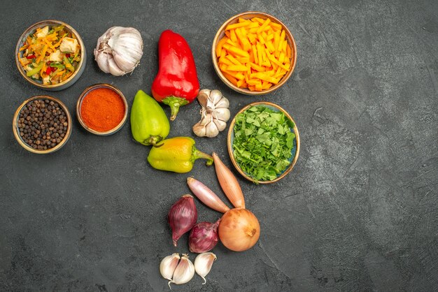 Vista superior de ensalada de pollo con verduras en la mesa oscura comida dieta salud