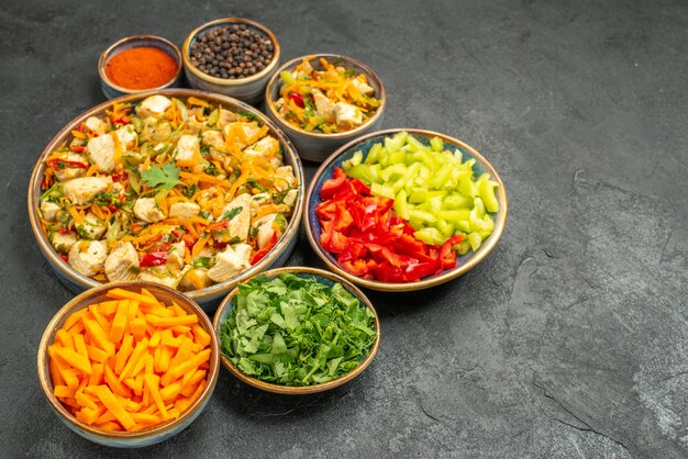 Vista superior de ensalada de pollo con verduras en la salud de la ensalada de dieta de piso oscuro