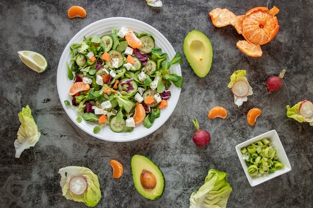 Vista superior ensalada saludable con frutas y verduras