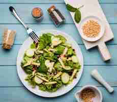 Foto gratuita vista superior ensalada verde orgánica con semillas en frascos