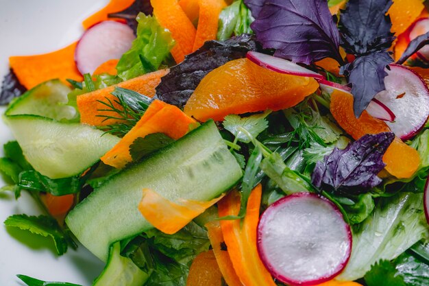 Foto gratuita vista superior ensalada de verduras con albahaca