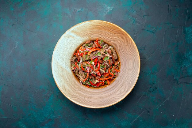 Vista superior ensalada de verduras de carne en rodajas dentro de la placa sobre el fondo azul oscuro ensalada de comida comida ingrediente vegetal