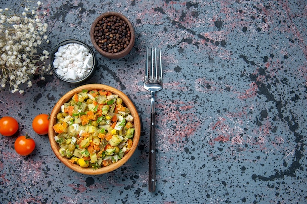 Vista superior de ensalada de verduras con condimentos, ensalada de alimentos almuerzo de pan de color