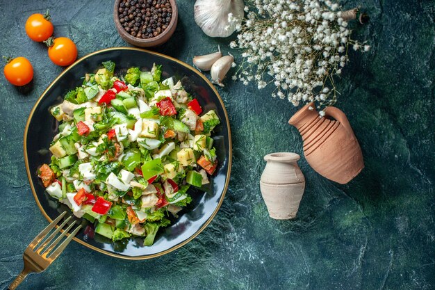 Vista superior ensalada de verduras consiste en pepino, queso y tomates sobre fondo azul oscuro color de fondo dieta almuerzo comida cocina restaurante alimentos salud