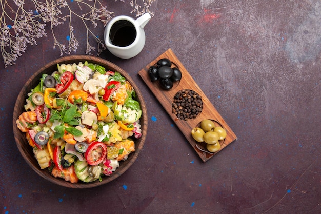 Foto gratuita vista superior de ensalada de verduras frescas con aceitunas en negro