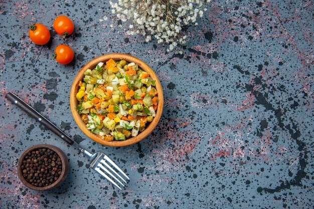 Vista superior ensalada de verduras hervidas con pimienta y tenedor, comida de ensalada, almuerzo, comida, color