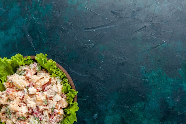 Vista superior de ensalada de verduras de pollo con mayyonaise y ensalada verde en la pared oscura comida de ensalada comida vegetal en color