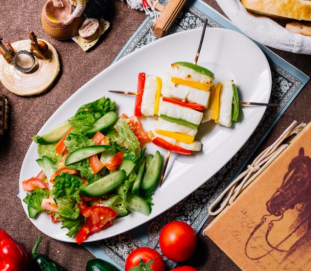 Vista superior ensalada de verduras con queso y pimiento en palitos