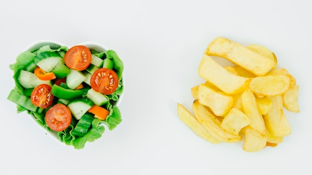 Vista superior ensalada vs patatas fritas