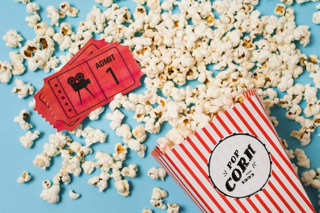 Vista superior entradas de cine y palomitas de maíz