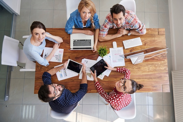 Vista superior del equipo de compañeros de trabajo trabajando en la oficina