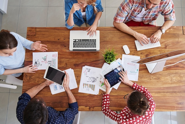 Vista superior del equipo de compañeros de trabajo trabajando en la oficina