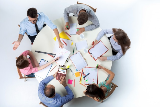 Vista superior del equipo de negocios en la pared del espacio de trabajo